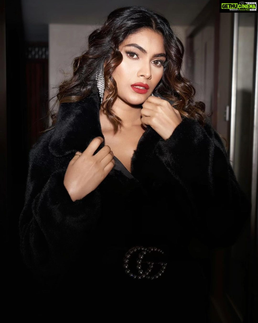 Lopamudra Raut Instagram - Fur coat or Ferrari ?? 🖤 shotby @beolphotography makeup by @oneyoubysujayasrivastava hair by @prettyumakeovers #photoshoot #fashion