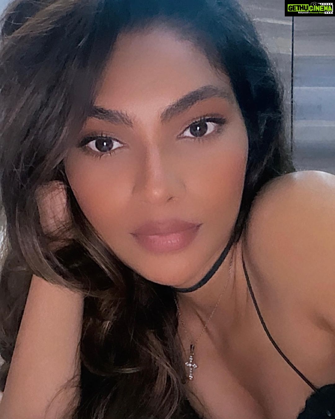 Lopamudra Raut Instagram - Fri yay ! #blackandwhite