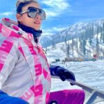 Lopamudra Raut Instagram - Swipe for the best view ➡️ 🏔 #mountains #himalayas #snow #travel