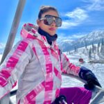Lopamudra Raut Instagram – Swipe for the best view ➡️ 🏔 #mountains #himalayas #snow #travel