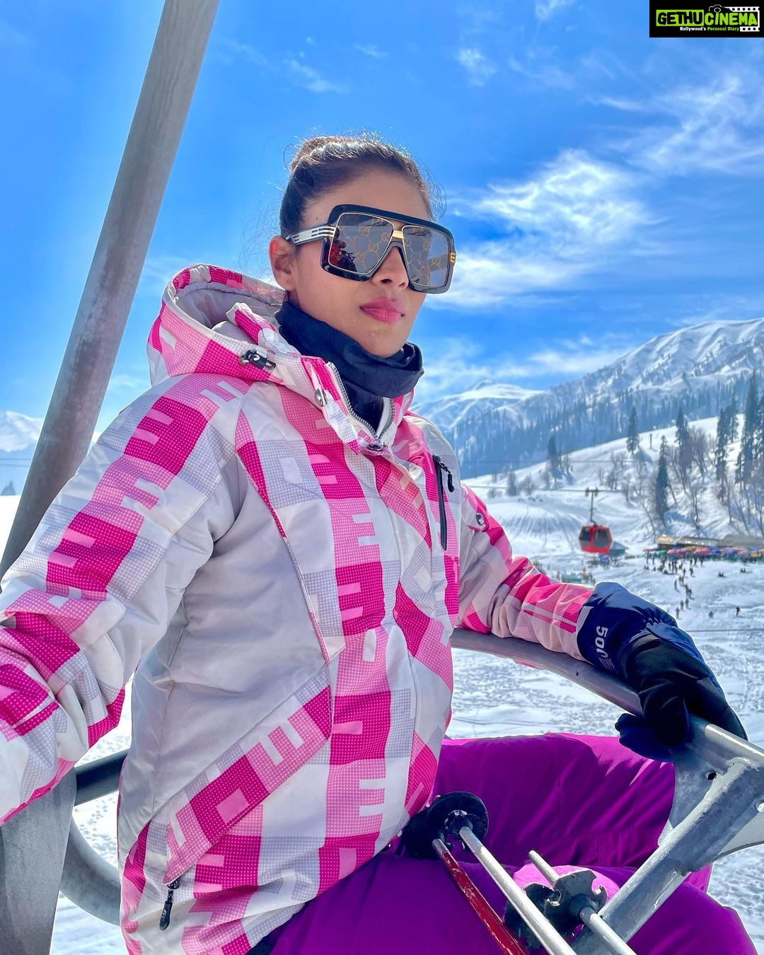 Lopamudra Raut Instagram - Swipe for the best view ➡️ 🏔 #mountains #himalayas #snow #travel
