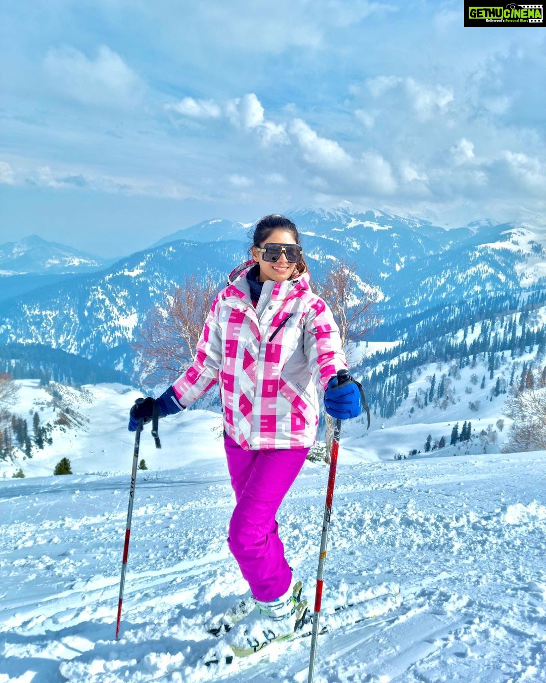Lopamudra Raut Instagram - Swipe for the best view ➡️ 🏔 #mountains #himalayas #snow #travel