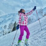 Lopamudra Raut Instagram - Swipe for the best view ➡️ 🏔 #mountains #himalayas #snow #travel