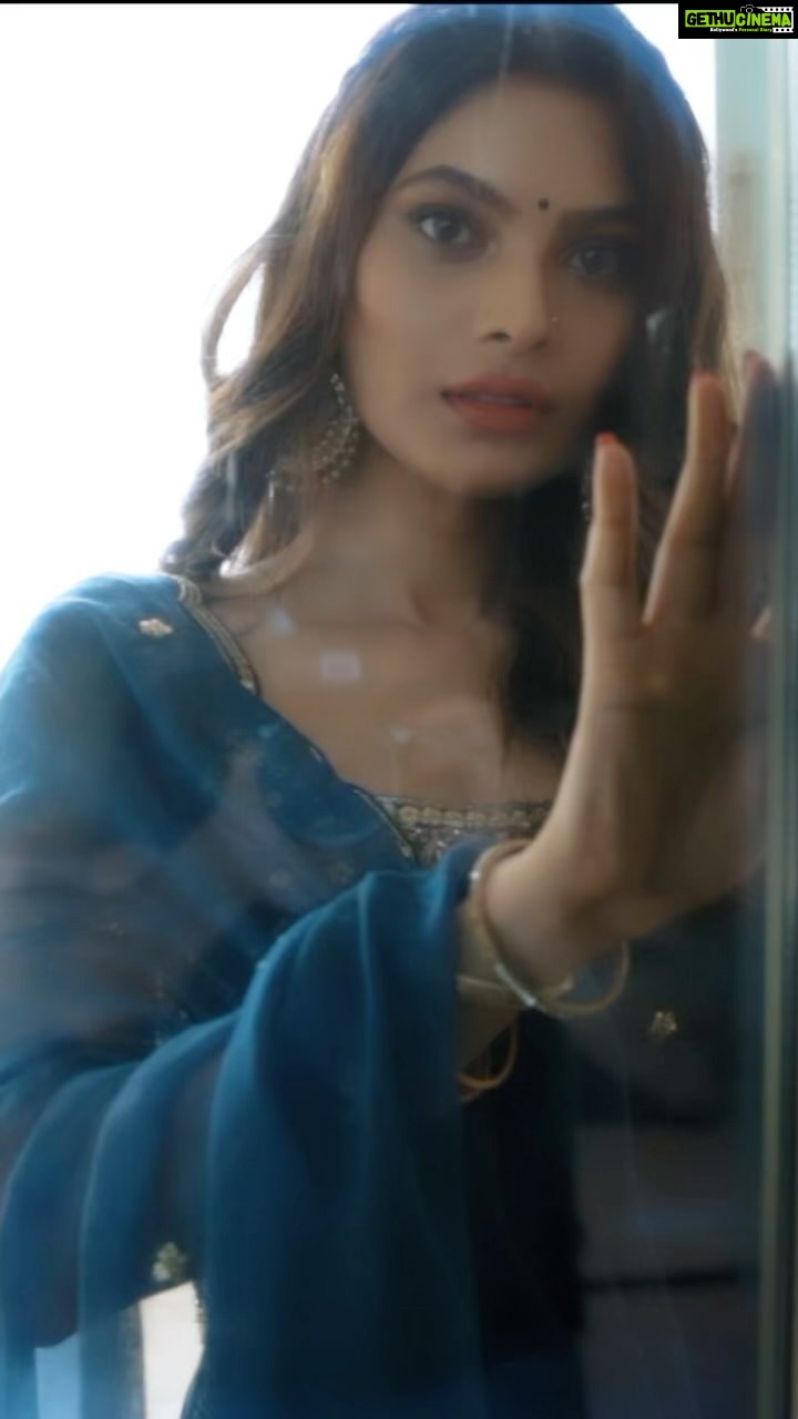 Lopamudra Raut Instagram - Shot and edited by @areesz Outfit: @salianbyanushree styled by @mahekksutaria @styledbynikinagda hair by @pooja.vishwakarma0206 Makeup by @vinodchaudhari117 #bollywood #songs #vintage #lovesongs #indian #look