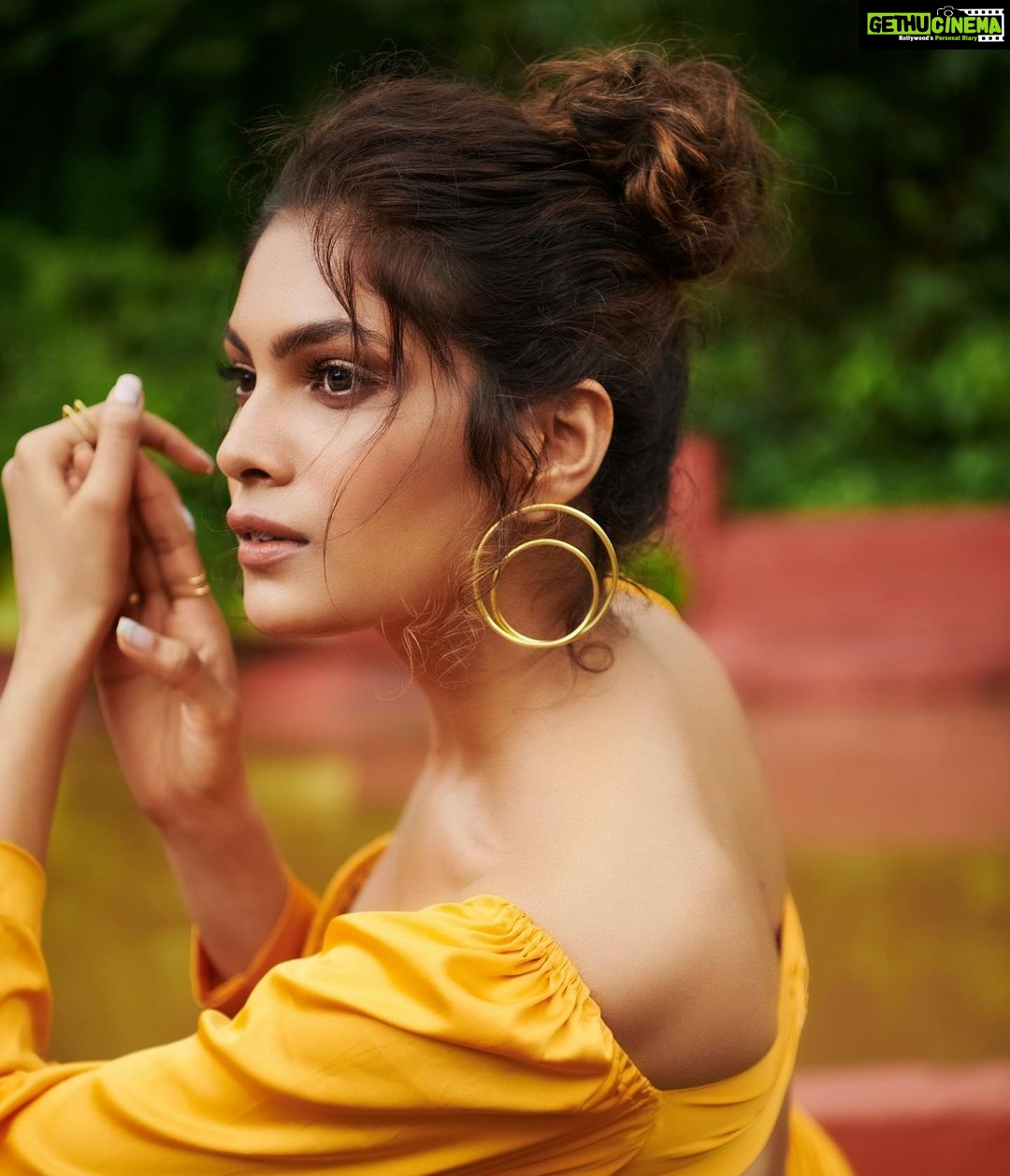 Lopamudra Raut Instagram - ☀️ Shot by @kunalgupta91 makeup and hair @nilamkenia Styled by - @mahekksutaria Assisted by - @shehjan26 Outfit - @moonstruckbyss location @goldenswancountryclub #yellow #portrait #photo