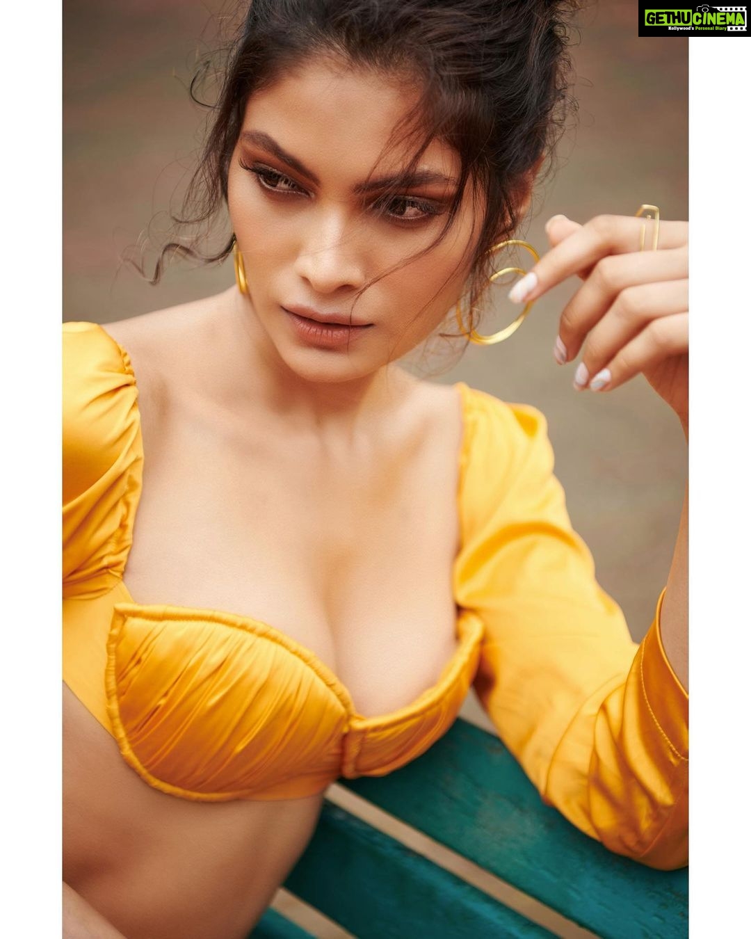 Lopamudra Raut Instagram - 🌻Shot by @kunalgupta91 Outfit - @moonstruckbyss Styled by - @mahekksutaria @shehjan26 makeup and hair by @nilamkenia location @goldenswancountryclub #love #yellow #instagood #photoshoot