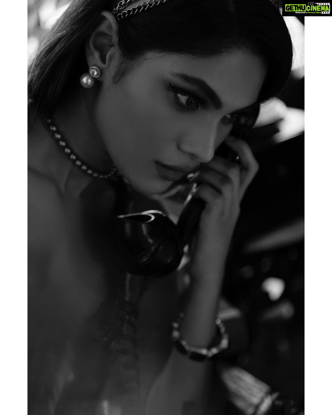 Lopamudra Raut Instagram - I’d like a martini, shaken not stirred ! Shot by @kapilcharaniya Outfit- @rockystarofficial Makeup and hair - @nilamkenia Assisted- @pranzzz_gaikwad Jewellery- @dazzlebyneha Styled by - @petulabrowne #vintage #blackandwhite #jamesbond #classic