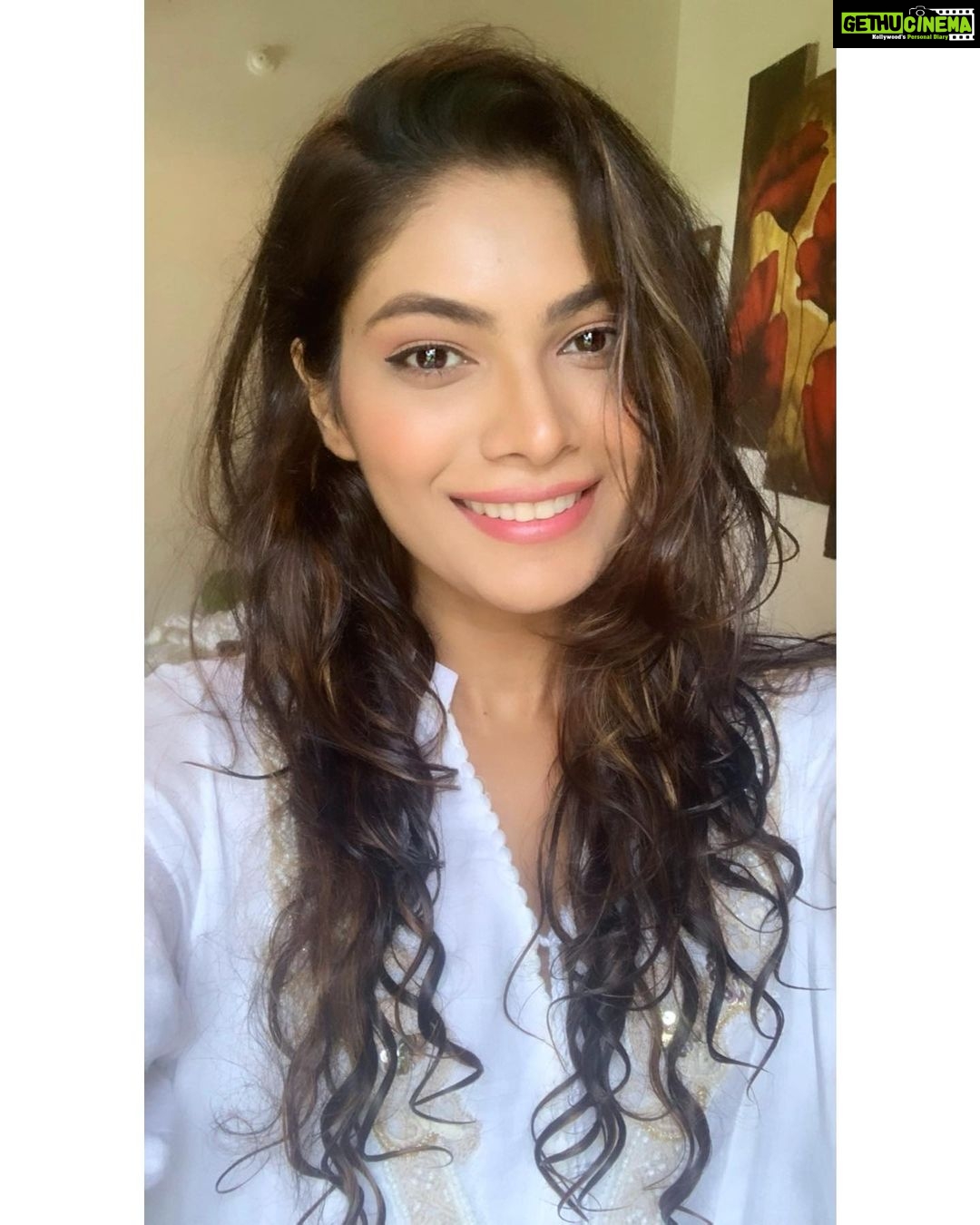 Lopamudra Raut Instagram - Hadn’t posted a selfie in while.. here you go ! Wet hair look #morning #look #wethair #selfie #smile