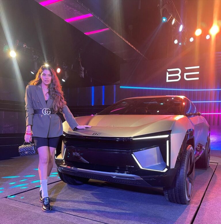 Lopamudra Raut Instagram - What a magnificent launch !! Me being a car buff couldn’t have missed this. It was a pleasure meeting the man I have always looked up to Mr Anand Mahindra along with the Founder of Formula E, Mr Alejandro Agag. 🤟🏼Thank you Mahindra for having me. Extremely honoured to be a part of the electric revolution. #MahindraEVFashionFestival #Mahindra #BE #xuv #bornelectricvision Hitech city,hyderabad