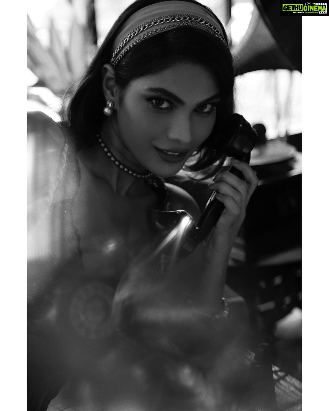 Lopamudra Raut Instagram - I’d like a martini, shaken not stirred ! Shot by @kapilcharaniya Outfit- @rockystarofficial Makeup and hair - @nilamkenia Assisted- @pranzzz_gaikwad Jewellery- @dazzlebyneha Styled by - @petulabrowne #vintage #blackandwhite #jamesbond #classic