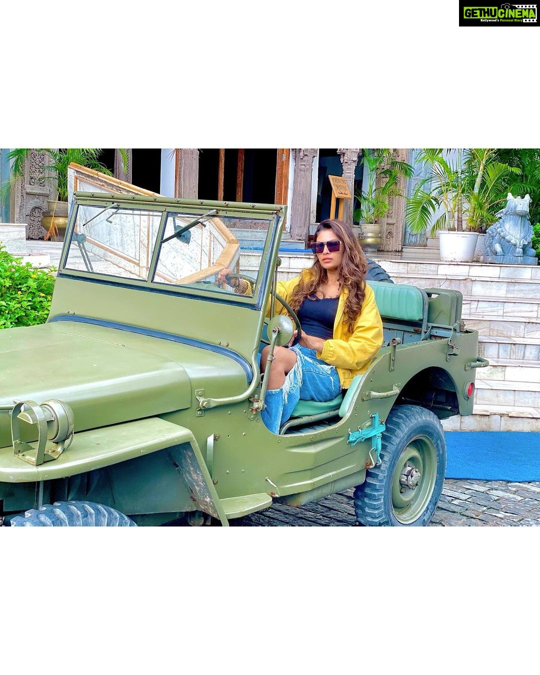Lopamudra Raut Instagram - Love this Jeep. Should I get one ?? 🤔 #udaipur #jeep #love #cars denims by @freakinsindia Udaipur - The City of Lakes
