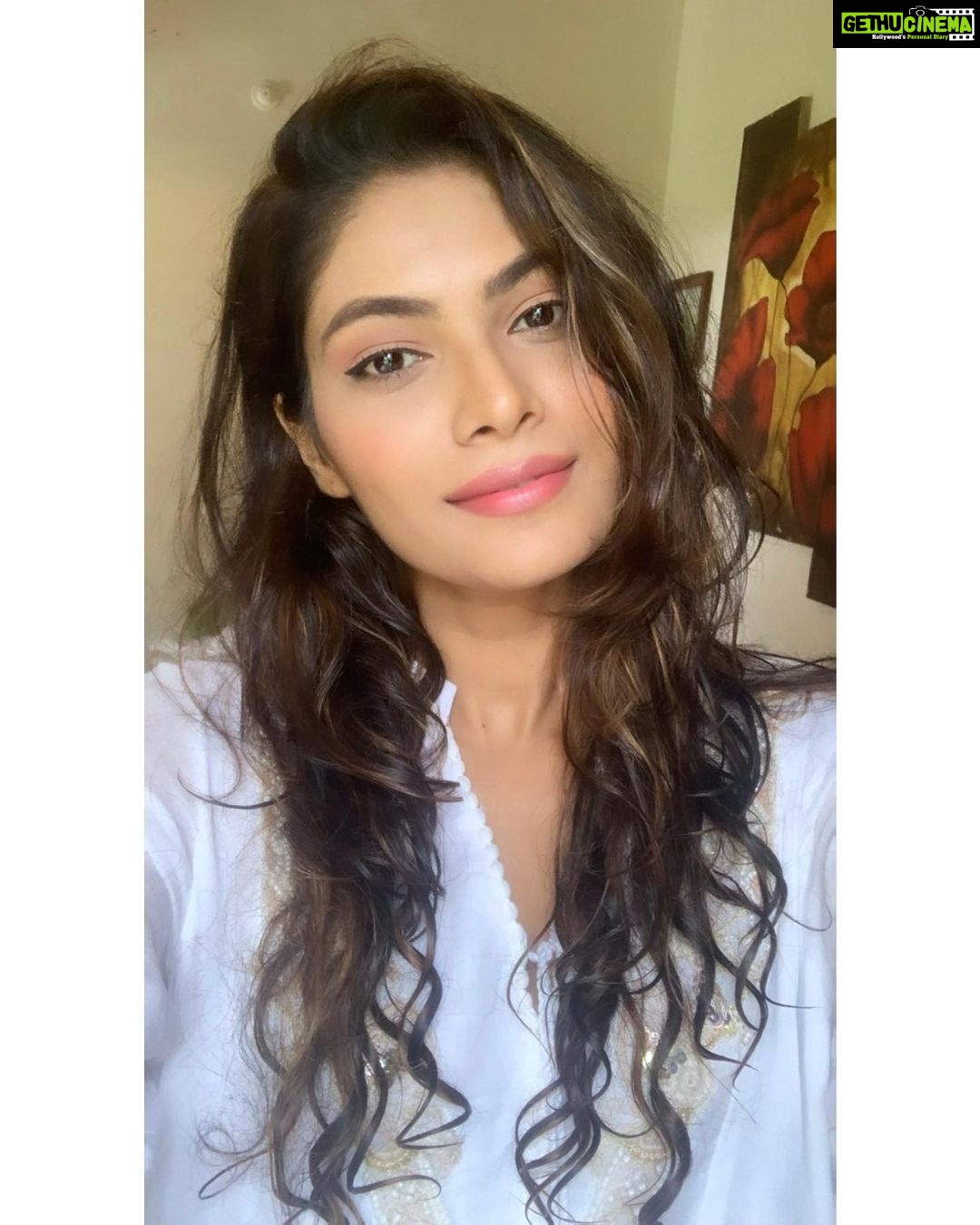 Lopamudra Raut Instagram - Hadn’t posted a selfie in while.. here you go ! Wet hair look #morning #look #wethair #selfie #smile