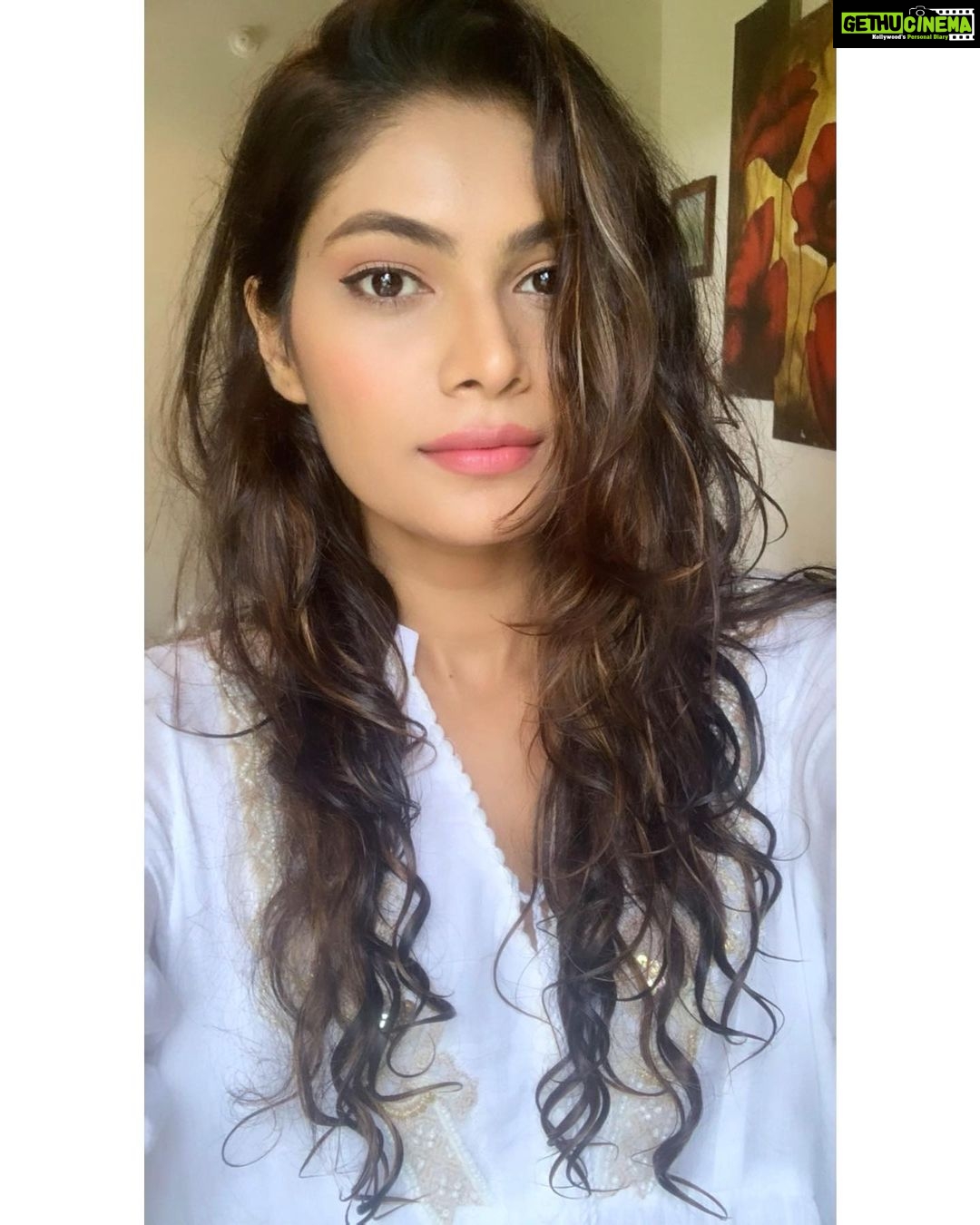 Lopamudra Raut Instagram - Hadn’t posted a selfie in while.. here you go ! Wet hair look #morning #look #wethair #selfie #smile