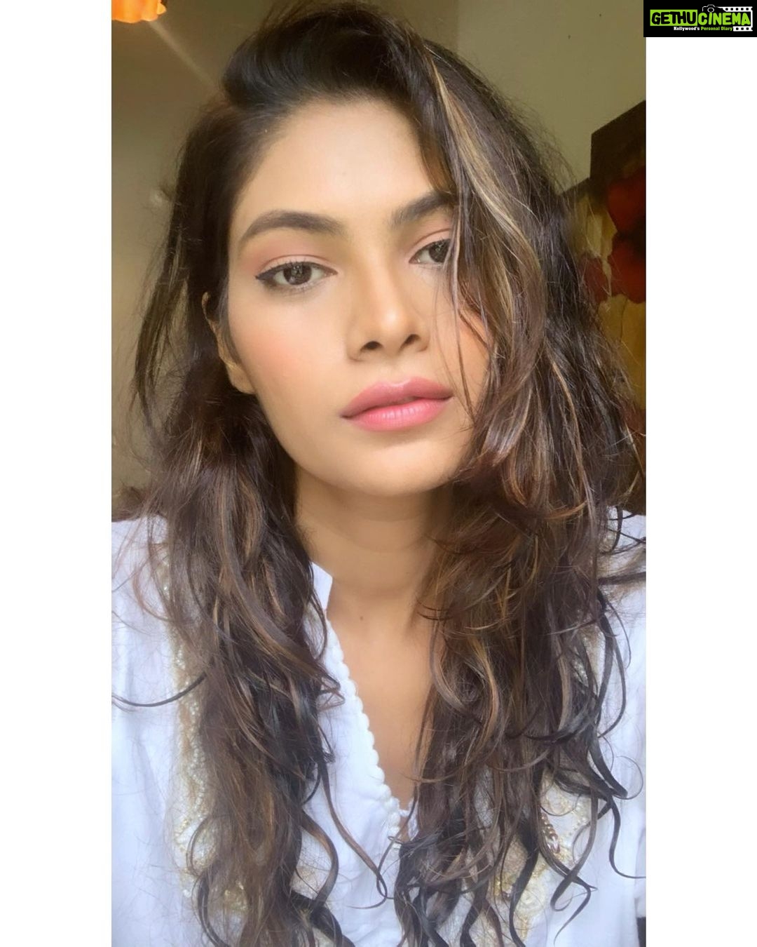 Lopamudra Raut Instagram - Hadn’t posted a selfie in while.. here you go ! Wet hair look #morning #look #wethair #selfie #smile