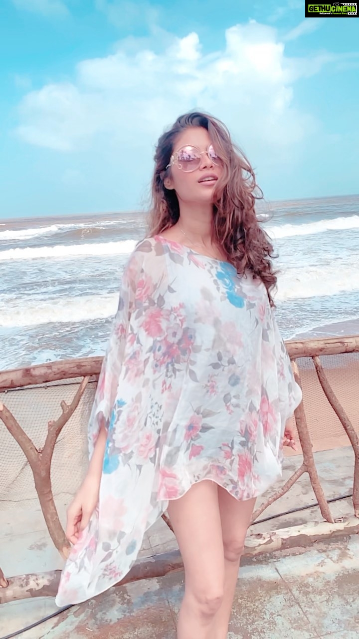 Lopamudra Raut Instagram - Therapeutic 🤌🏼! The breeze, the water the beach.. #beach #beachlife #travel #breezy #goa #therapeutic