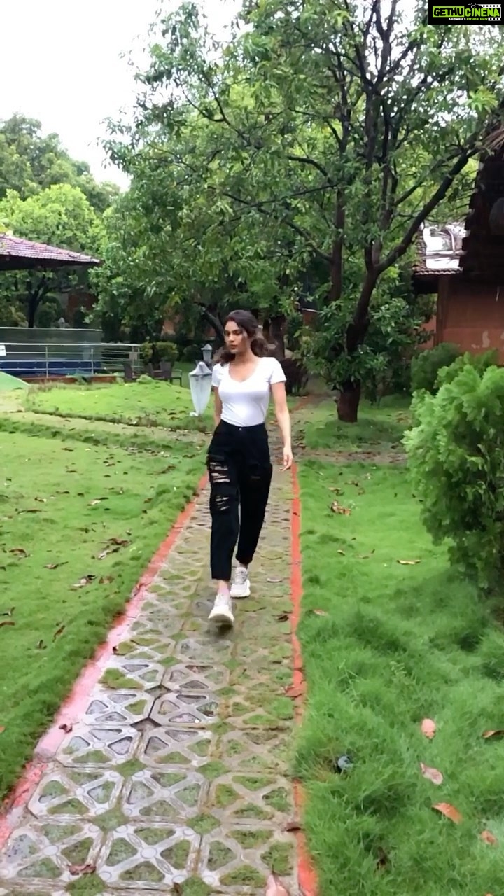 Lopamudra Raut Instagram - The world is your ramp ! Own it π» also walkover some delusional people like... π€ͺπ !! Hey .. did I walk straight on the line.? @freakinsindia π€ #walkintherain #rains #modelwalk #sneakers #denims #nature #travel #walkitlikeitalkit #walkover #rampwalk