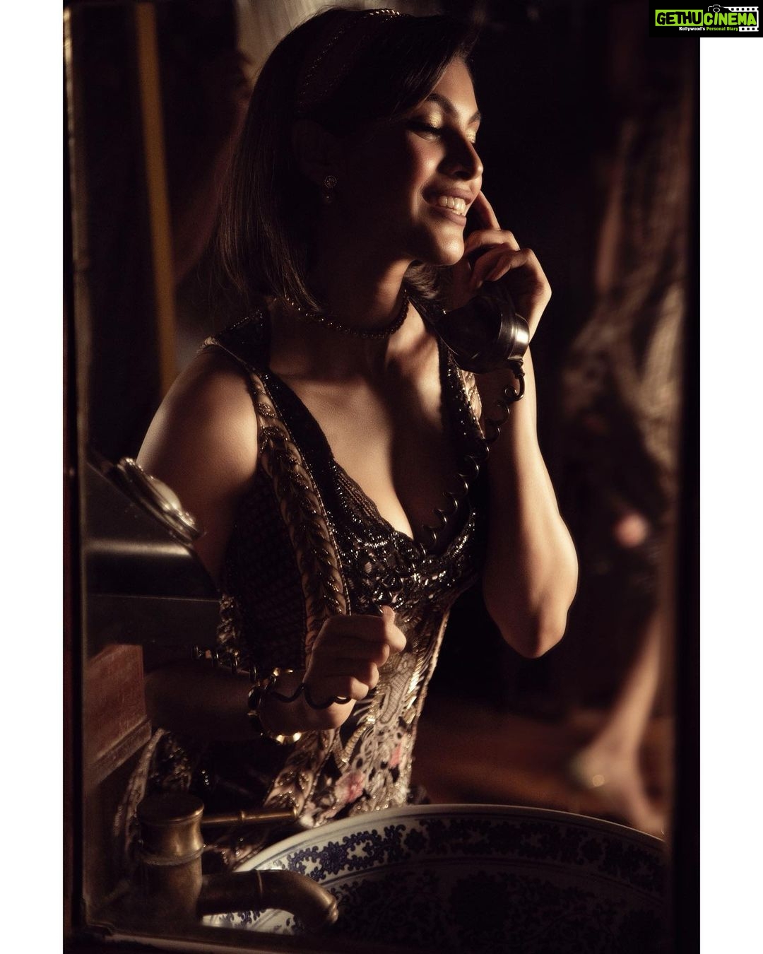 Lopamudra Raut Instagram - Hola ! Mi amor ππ§‘ shot by @kapilcharaniya Outfit- @rockystarofficial Makeup and hair - @nilamkenia Assisted-@pg_009_hairand_makeup Jewellery- @dazzlebyneha Styled by - @petulabrowne venue- @thebutlerandthebayleaf #vintage #80s #photo #backintheday #miamore