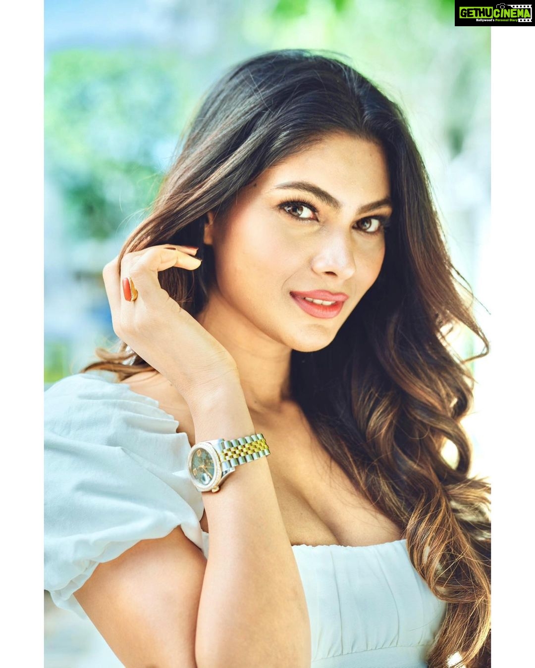 Lopamudra Raut Instagram - J'suis une clandestina !! Shot by @cabincrewafterwork hair and makeup by @helenartistry