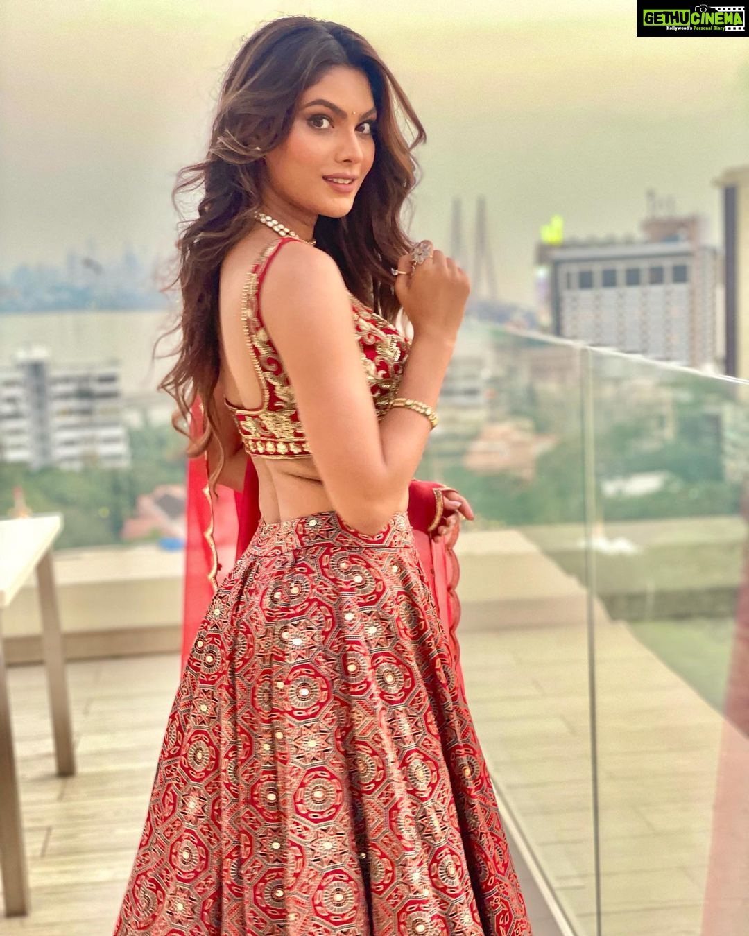 Lopamudra Raut Instagram - Happy Diwali 🪔 have a safe one ! I couldn’t choose so here you go ! Diwali bonus 💥 wearing @salianbyanushree @notandasofficial #diwali #celebration