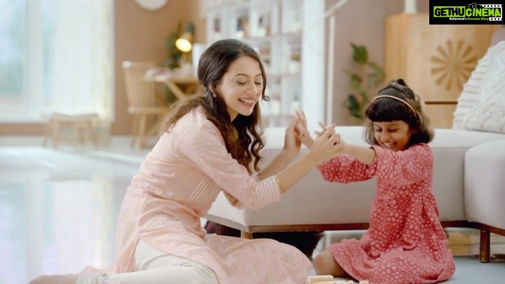 Madhurima Roy Instagram - Couldn’t have asked for a better day of release. Happiest birthday sir @amitabhbachchan ❤️ Directed by the most humble @shoojitsircar, along with my coactor,@iwasi_official how happy were we! ✨ Produced by @filmsrisingsun TVC for @maxkleen_wipro #tvc #wipromaxkleen #floorcleaner #morethanfloors #covidprotection #farsh #farshsirffarshnahi