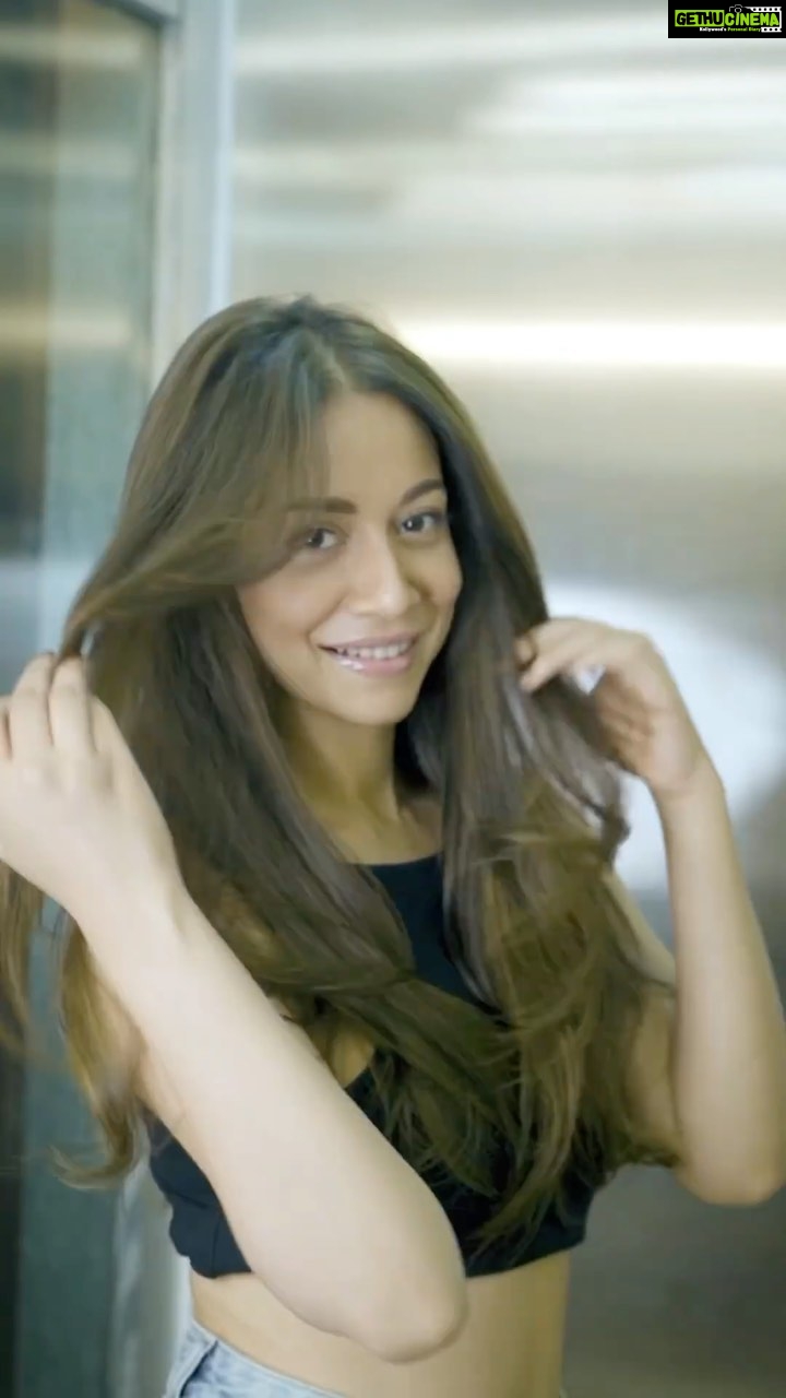 Madhurima Roy Instagram - Fresh off the ovenβοΈ π©βπ¦° Thank you @placidsalon for transforming my dull browns to these au natural tones, feeling all summer ready π»πππ€³ .. Shot & edited by @ankit_kundra95 #hairtransformation #haircolouring #balayage #balyagehighlights #hairnaturaltones #placidsalonandspa #hairreels #summerready