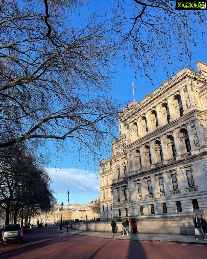 Madhurima Roy Instagram - Wrapping me like a warm blanket this winter sun☀️ .. London dump ~ 1 London, United Kingdom