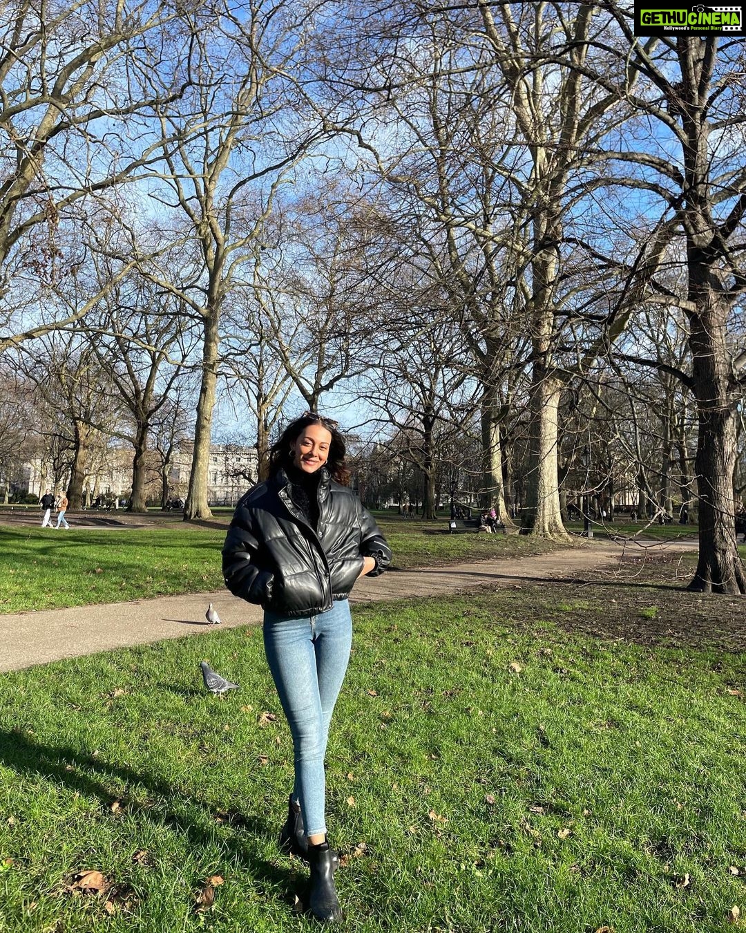 Madhurima Roy Instagram - Wrapping me like a warm blanket this winter sun☀️ .. London dump ~ 1 London, United Kingdom