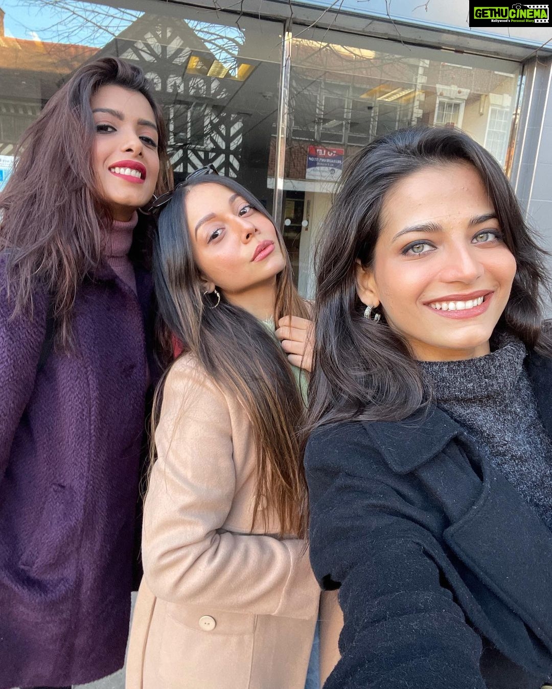 Madhurima Roy Instagram - Boxing Day shenanigans 📦 🥂 .. Chester, Cheshire