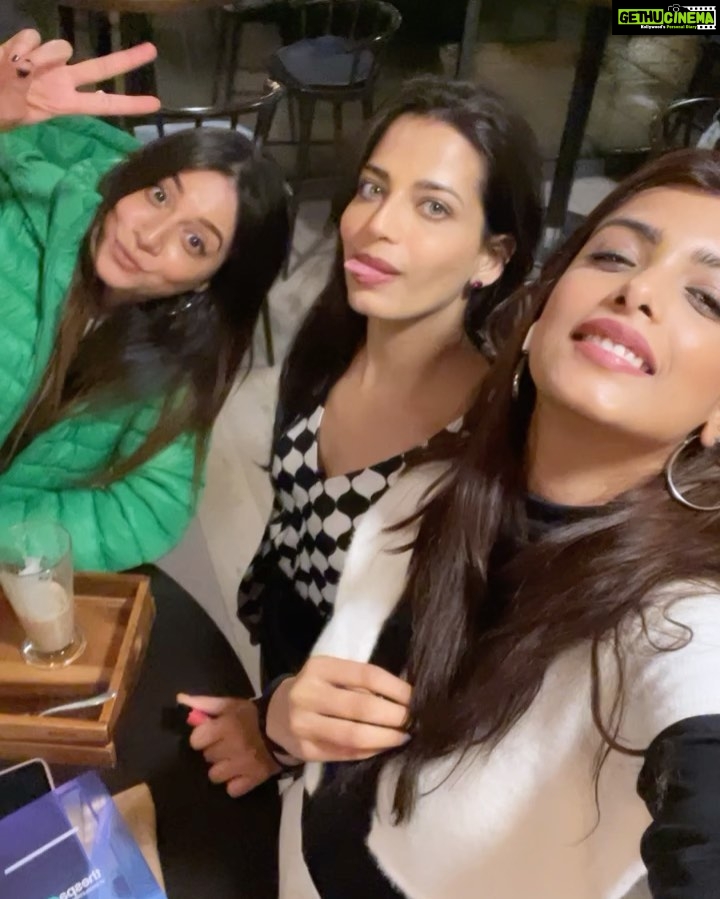 Madhurima Roy Instagram - Boxing Day shenanigans 📦 🥂 .. Chester, Cheshire