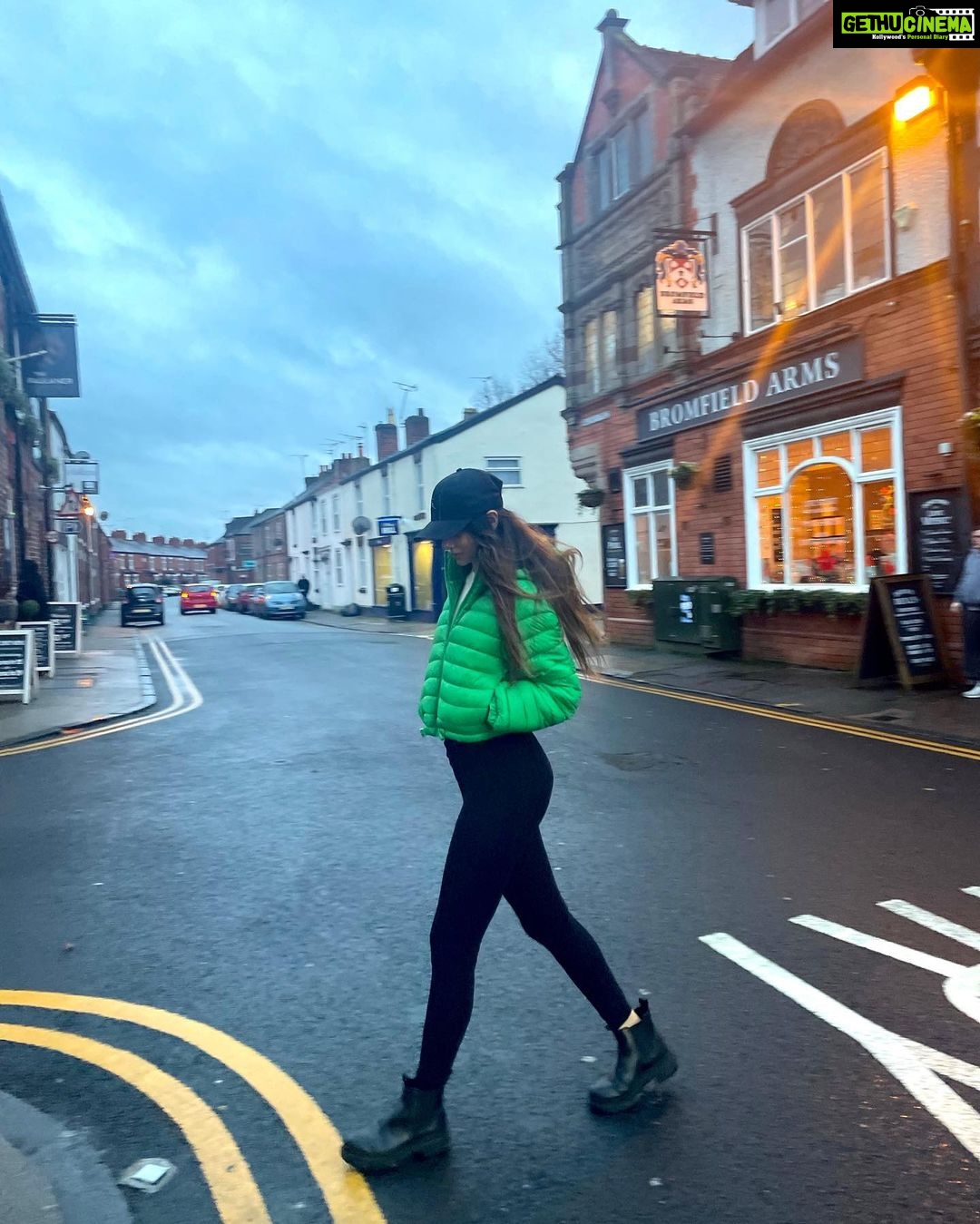 Madhurima Roy Instagram - Boxing Day shenanigans 📦 🥂 .. Chester, Cheshire