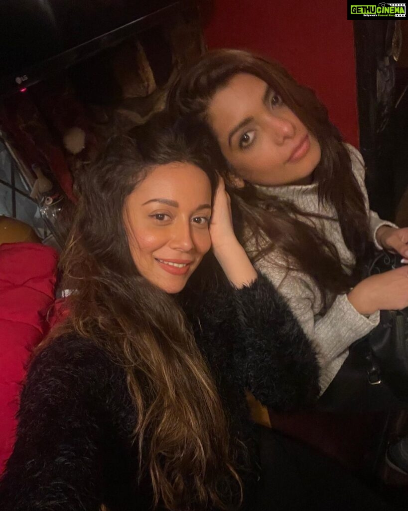 Madhurima Roy Instagram - All the jingle ladies 👯‍♀️ Merry merry Christmas y’all!🎄 Uk London