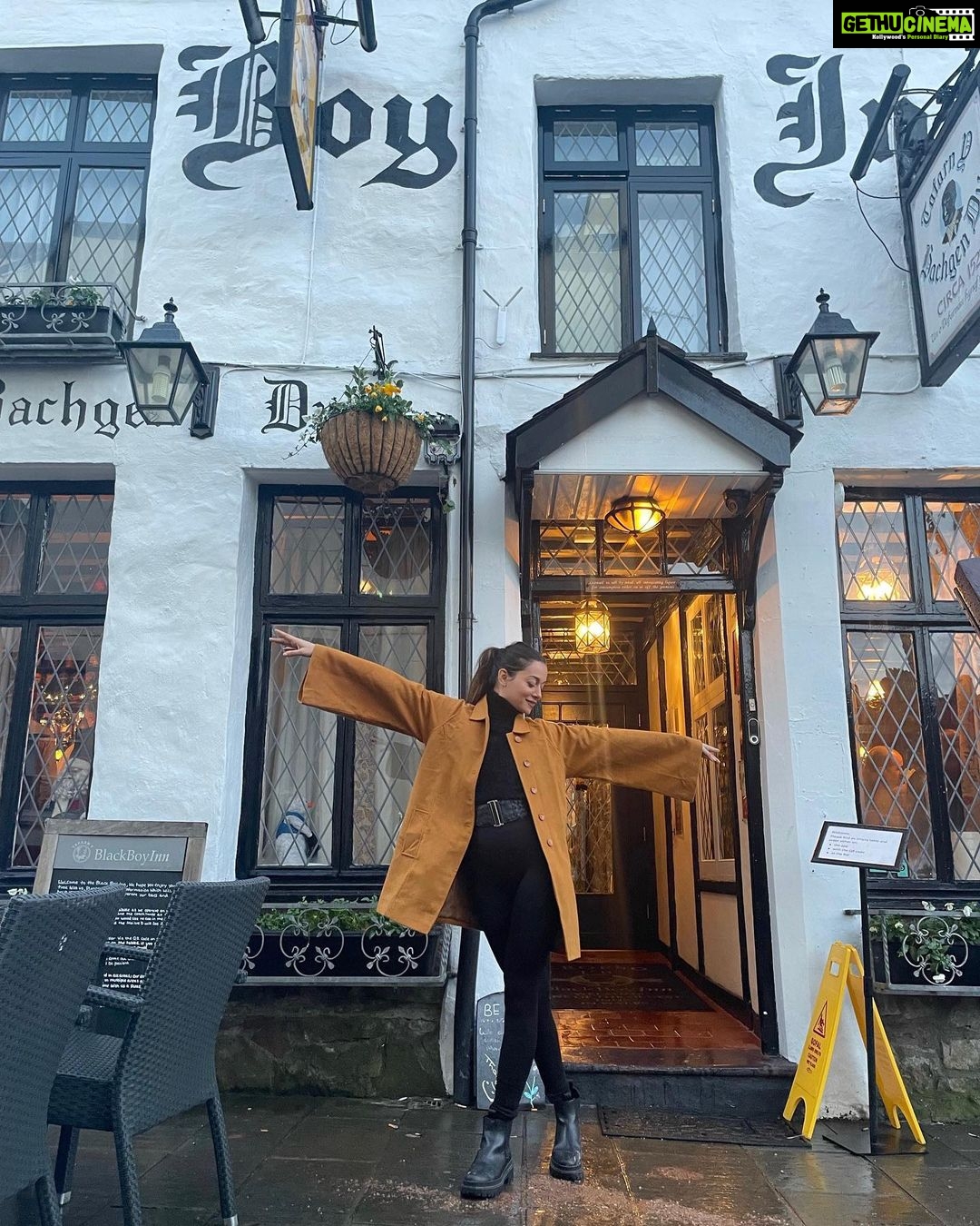 Madhurima Roy Instagram - All the jingle ladies π―ββοΈ Merry merry Christmas yβall!π Uk London