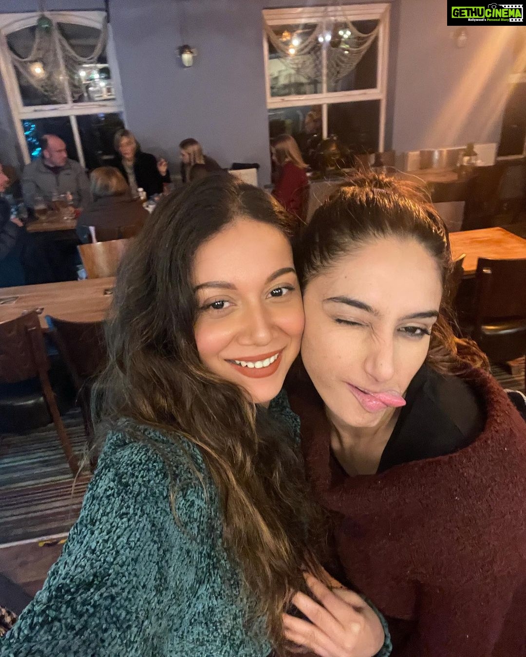 Madhurima Roy Instagram - All the jingle ladies π―ββοΈ Merry merry Christmas yβall!π Uk London
