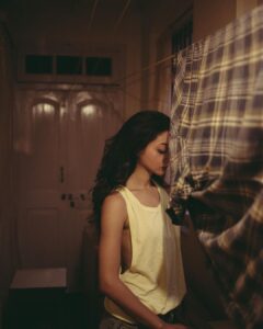 Madhurima Roy Instagram - Kapdon ke beech photo shoot karte hue😅 🎞
..
Creative genius, photographer & friend @bharat_rawail 

..
From the archives