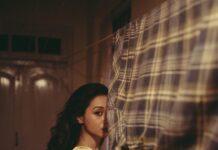 Madhurima Roy Instagram - Kapdon ke beech photo shoot karte hue😅 🎞 .. Creative genius, photographer & friend @bharat_rawail .. From the archives