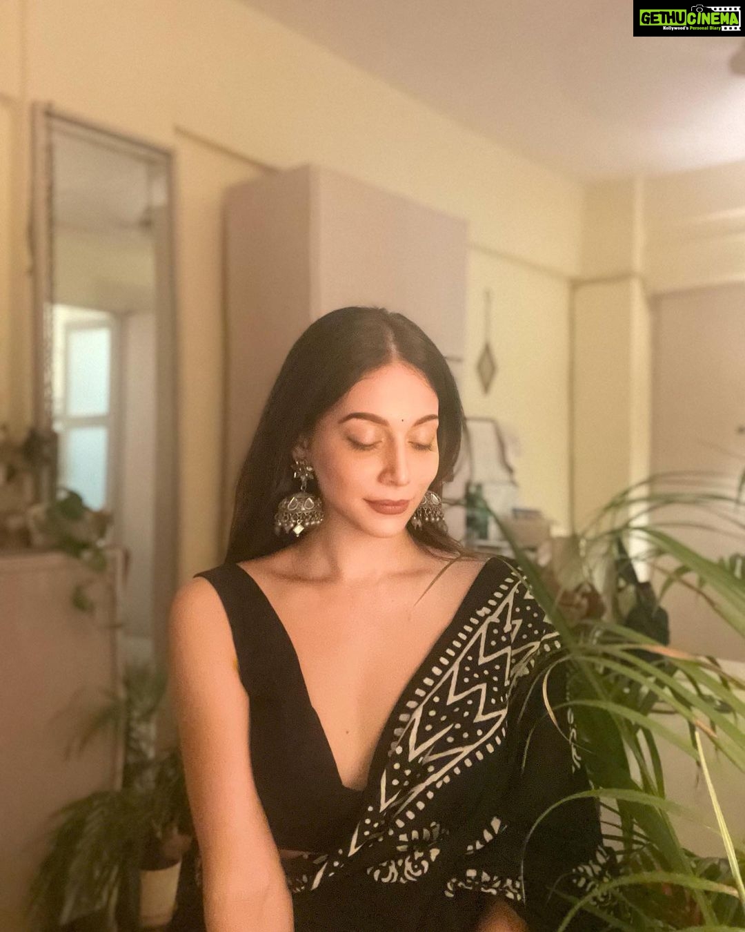 Madhurima Roy Instagram - Black is such a happy colour 🤫 Happy Diwali everyone 🪔