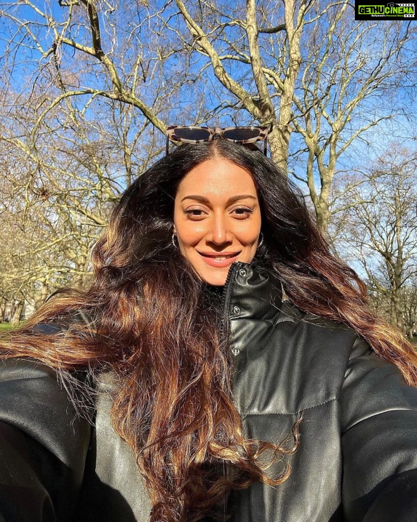 Madhurima Roy Instagram - Wrapping me like a warm blanket this winter sun☀️ .. London dump ~ 1 London, United Kingdom