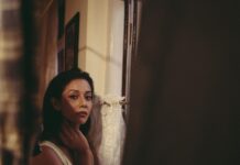 Madhurima Roy Instagram - Kapdon ke beech photo shoot karte hue😅 🎞 .. Creative genius, photographer & friend @bharat_rawail .. From the archives
