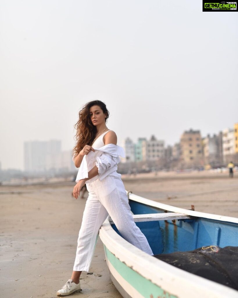 Madhurima Roy Instagram - Setting sail 🛶 .. Cz there ain’t no roads left in this city🤷🏻‍♀️ .. Captured by @lala_photuwale #portraitphotography #portraiture #smoothsailing #whiteonwhite #beachy #justbombaythings Versova, Mumbai