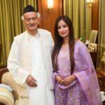Maera Mishra Instagram – @bhagatsinghkoshyari 🇮🇳❤️
Outfit by @ambraee_ 💫
#governorofmaharashtra #rajbhavan #family Raj Bhavan