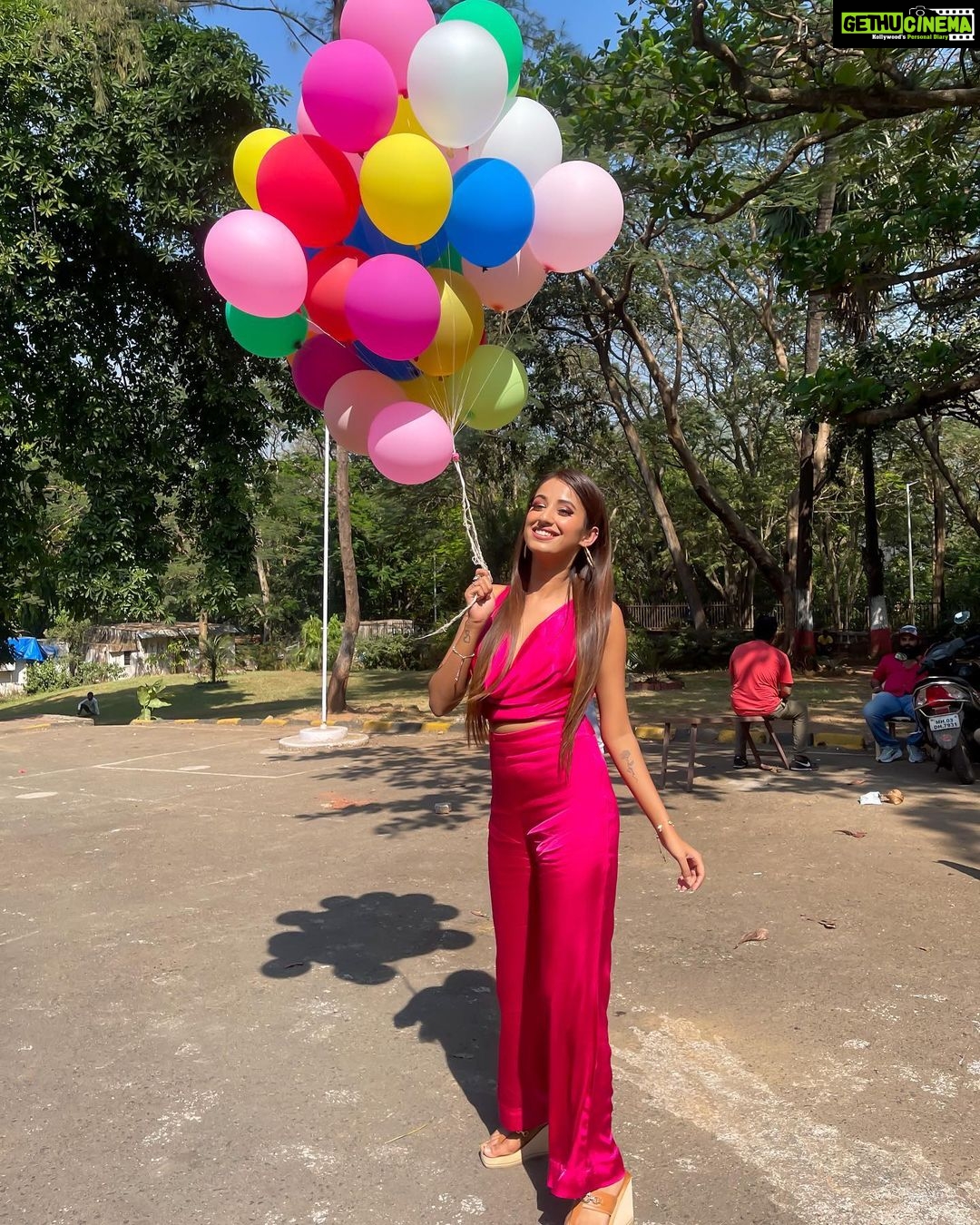 Maera Mishra Instagram - Just felt PINK🌸💖 Styled by @tripzarora 💓 #bhagyalakshmi #malishka #zee #zeetv