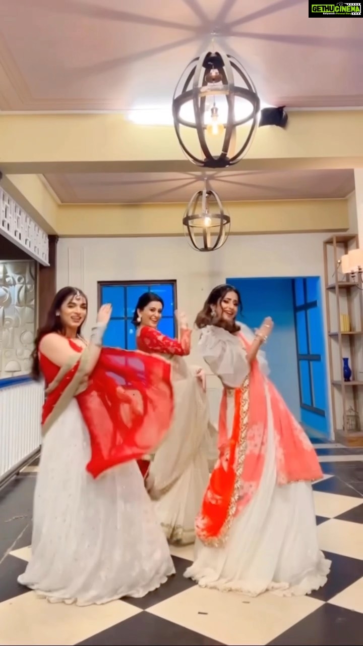 Maera Mishra Instagram - Our kinda kesariya ❤️ @bansalsmita_ @bee_vani_ 🌸 #bhagyalakshmi #kesariya #dance #trendingreels