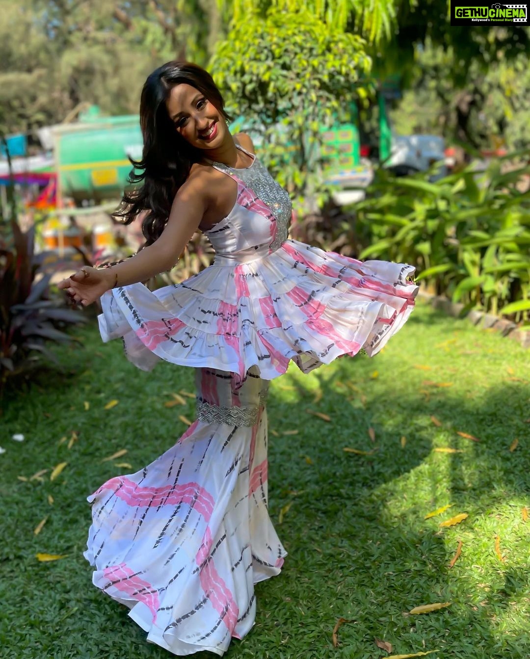 Maera Mishra Instagram - Ye rahi humari Late Holi😂❤️ Styled by @tripzarora 🫶🏻#bhagyalakshmi