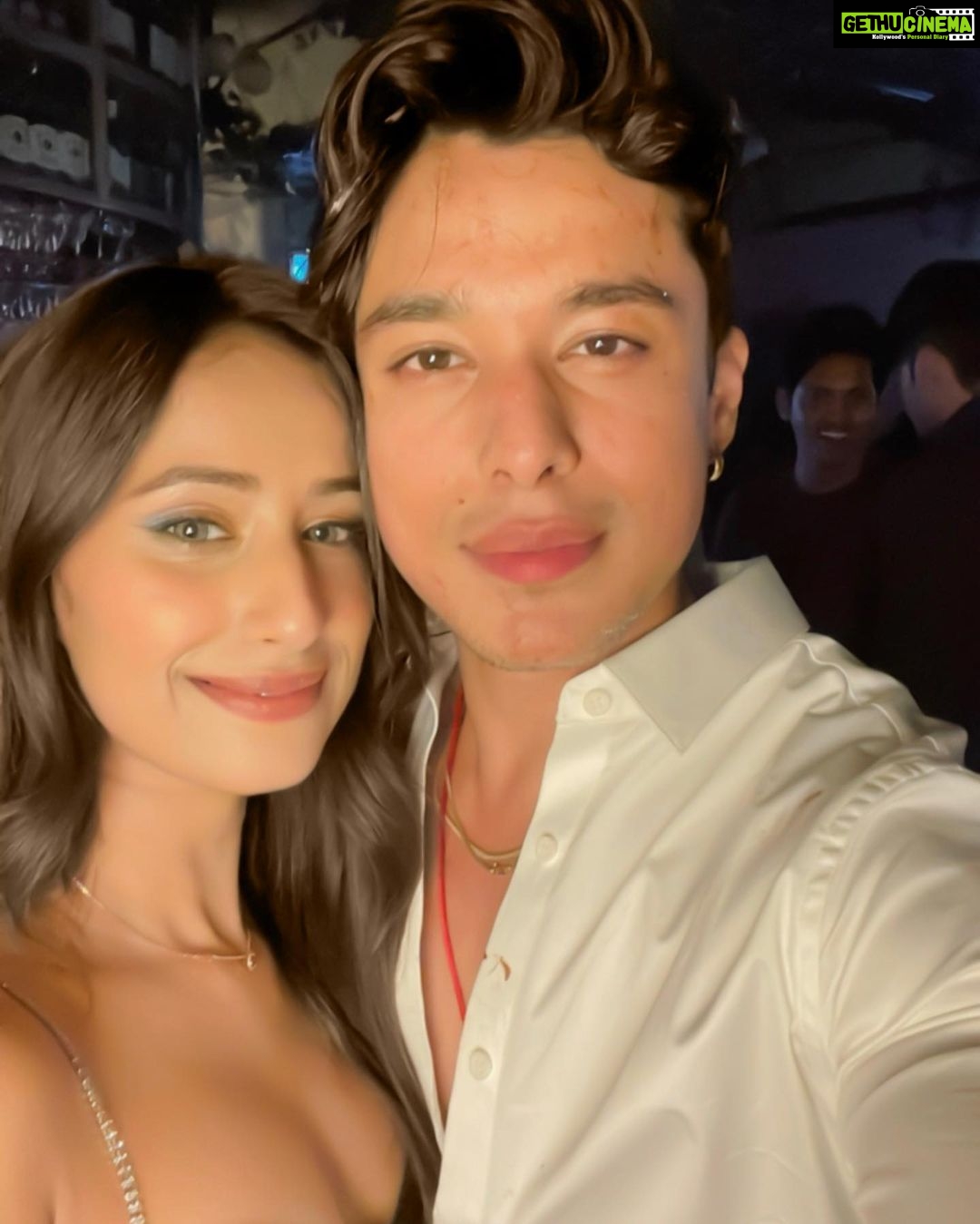 Maera Mishra Instagram - About Last Night. 💫🌸 #happybirthdaypratiksehajpal @pratiksehajpal @prernasehajpal @_aroobkhan_ @i_nibedita @simbanagpal @mr_faisu_07