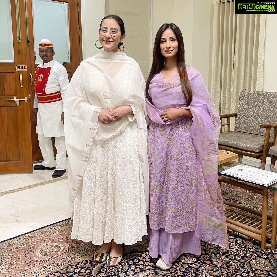 Maera Mishra Instagram - @bhagatsinghkoshyari 🇮🇳❤️ Outfit by @ambraee_ 💫 #governorofmaharashtra #rajbhavan #family Raj Bhavan