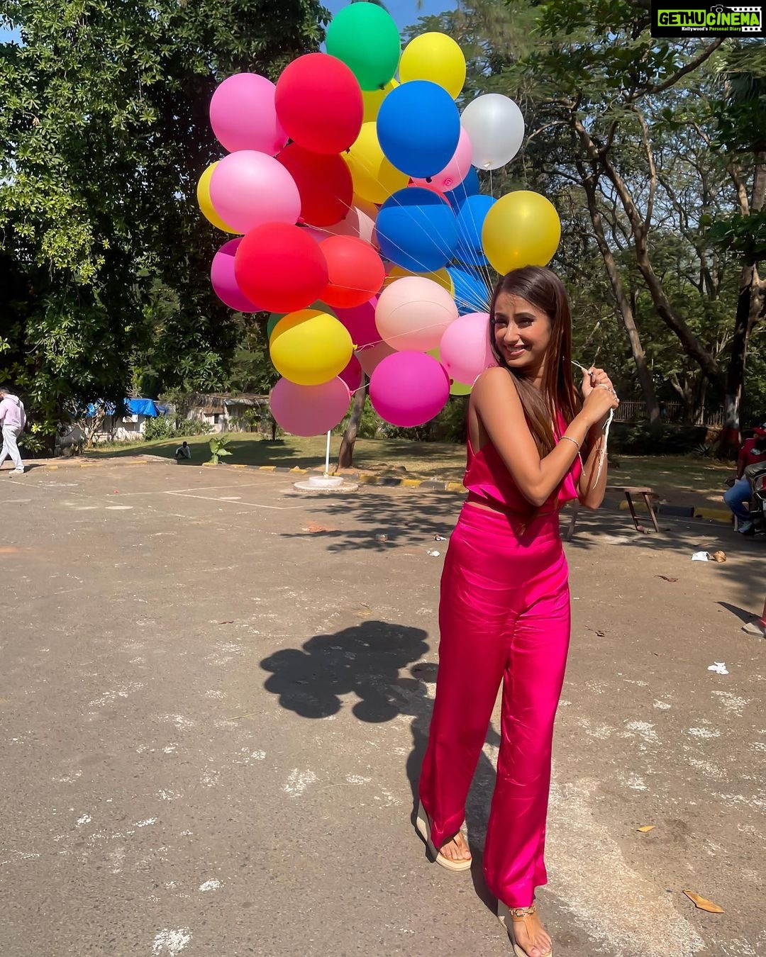 Maera Mishra Instagram - Just felt PINK🌸💖 Styled by @tripzarora 💓 #bhagyalakshmi #malishka #zee #zeetv