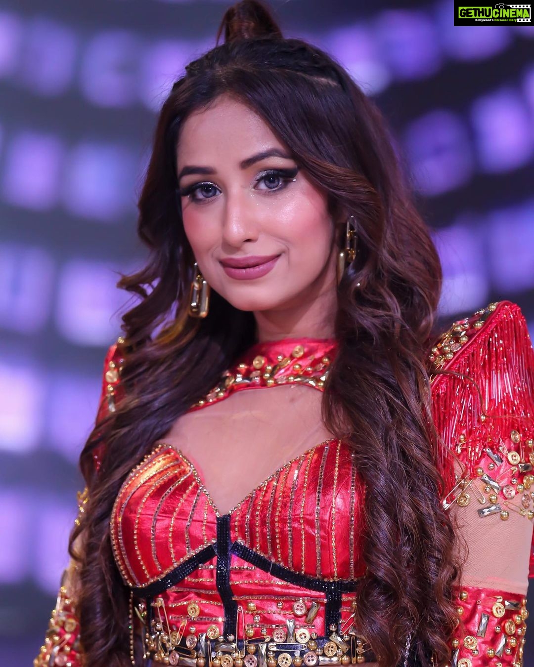 Maera Mishra Instagram - Look me in the eyes cz heart never lies. ❤️ Styled by @harshalds 🌸 @zeetv