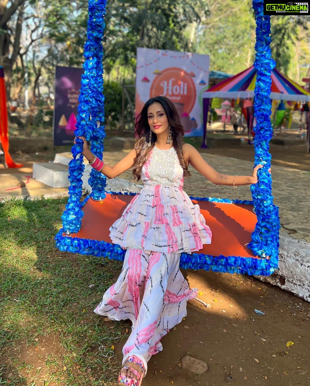 Maera Mishra Instagram - Ye rahi humari Late Holi😂❤️ Styled by @tripzarora 🫶🏻#bhagyalakshmi