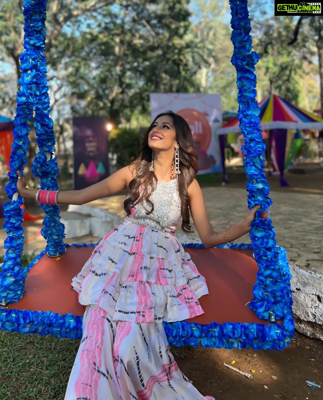 Maera Mishra Instagram - Ye rahi humari Late Holi😂❤️ Styled by @tripzarora 🫶🏻#bhagyalakshmi