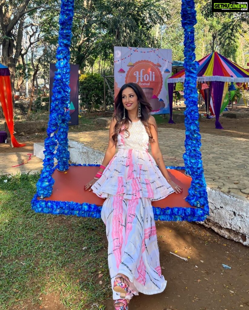 Maera Mishra Instagram - Ye rahi humari Late Holi😂❤️ Styled by @tripzarora 🫶🏻#bhagyalakshmi